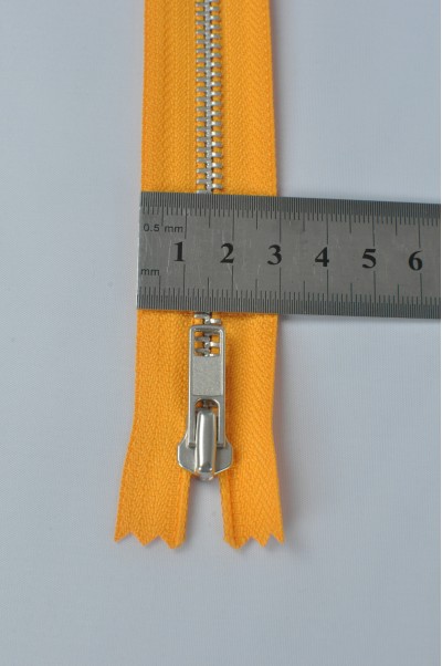 ZIP077  2號拉鏈  單頭金屬拉鏈   銀白色密尾拉鏈  不設單獨拉鍊訂購  側面照